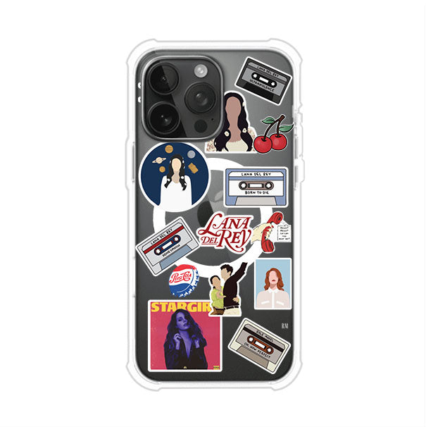 Funda para iPhone con diseño collage de Lana Del Rey en fondo rojo. Incluye stickers de cassettes, cerezas, retratos y frases icónicas. Estilo retro y nostálgico para fans de Lana.