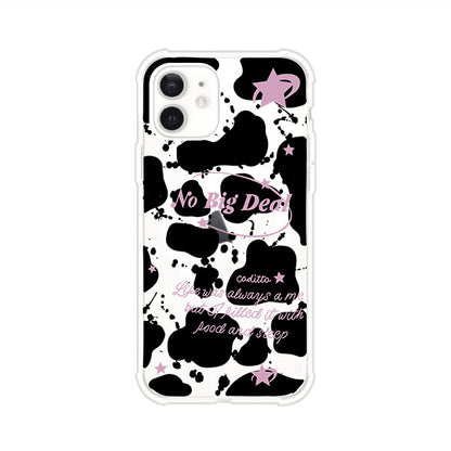 Funda estilo vaca en blanco, negro y rosa con frase No Big Deal para iPhone. Diseño divertido y aesthetic. Producto de Remark Mx