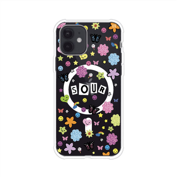 Funda para iPhone inspirada en el álbum Sour de Olivia Rodrigo. Diseño con stickers de mariposas, caritas felices, flores y estrellas. Estilo aesthetic, juvenil y divertido. Producto de Remark Mx
