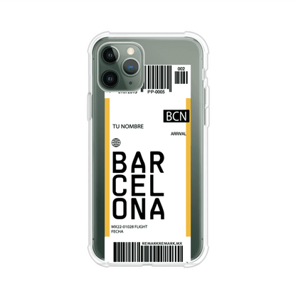 Funda personalizada estilo pase de abordar con diseño de Barcelona y código BCN, personalizable con nombre y datos de vuelo; producto de Remark MX para iPhone