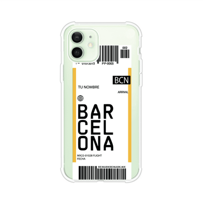 Funda personalizada estilo pase de abordar con diseño de Barcelona y código BCN, personalizable con nombre y datos de vuelo; producto de Remark MX para iPhone