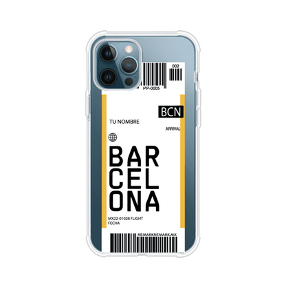 Funda personalizada estilo pase de abordar con diseño de Barcelona y código BCN, personalizable con nombre y datos de vuelo; producto de Remark MX para iPhone
