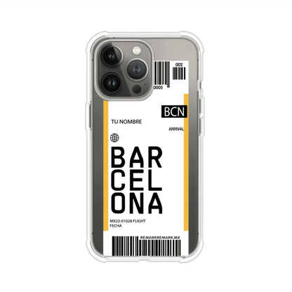 Funda personalizada estilo pase de abordar con diseño de Barcelona y código BCN, personalizable con nombre y datos de vuelo; producto de Remark MX para iPhone