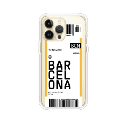 Funda personalizada estilo pase de abordar con diseño de Barcelona y código BCN, personalizable con nombre y datos de vuelo; producto de Remark MX para iPhone