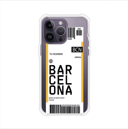 Funda personalizada estilo pase de abordar con diseño de Barcelona y código BCN, personalizable con nombre y datos de vuelo; producto de Remark MX para iPhone