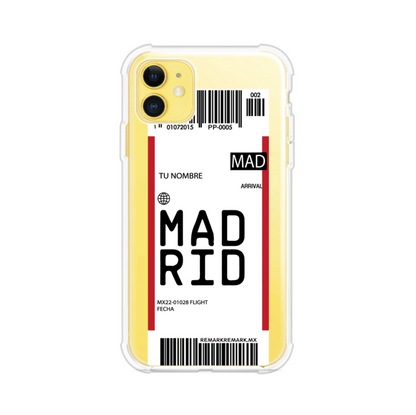 Funda personalizada estilo pase de abordar con diseño de Madrid y código MAD, personalizable con nombre y datos de vuelo; producto de Remark MX para iPhone