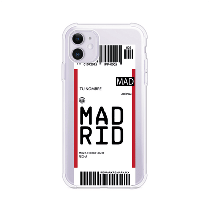 Funda personalizada estilo pase de abordar con diseño de Madrid y código MAD, personalizable con nombre y datos de vuelo; producto de Remark MX para iPhone
