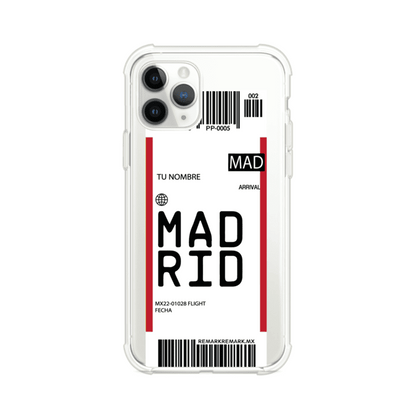 Funda personalizada estilo pase de abordar con diseño de Madrid y código MAD, personalizable con nombre y datos de vuelo; producto de Remark MX para iPhone