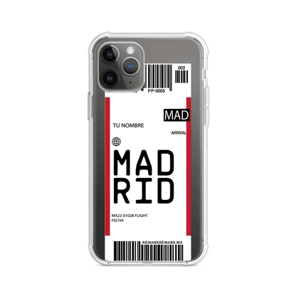 Funda personalizada estilo pase de abordar con diseño de Madrid y código MAD, personalizable con nombre y datos de vuelo; producto de Remark MX para iPhone