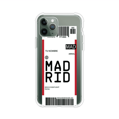 Funda personalizada estilo pase de abordar con diseño de Madrid y código MAD, personalizable con nombre y datos de vuelo; producto de Remark MX para iPhone
