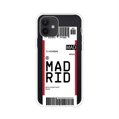 Funda personalizada estilo pase de abordar con diseño de Madrid y código MAD, personalizable con nombre y datos de vuelo; producto de Remark MX para iPhone