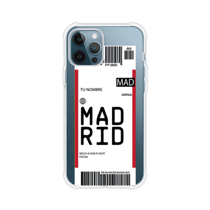 Funda personalizada estilo pase de abordar con diseño de Madrid y código MAD, personalizable con nombre y datos de vuelo; producto de Remark MX para iPhone