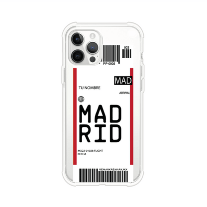 Funda personalizada estilo pase de abordar con diseño de Madrid y código MAD, personalizable con nombre y datos de vuelo; producto de Remark MX para iPhone
