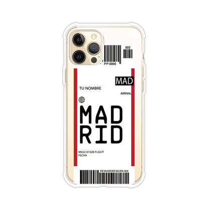 Funda personalizada estilo pase de abordar con diseño de Madrid y código MAD, personalizable con nombre y datos de vuelo; producto de Remark MX para iPhone