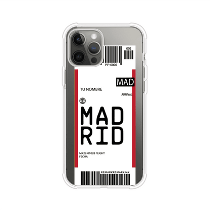 Funda personalizada estilo pase de abordar con diseño de Madrid y código MAD, personalizable con nombre y datos de vuelo; producto de Remark MX para iPhone