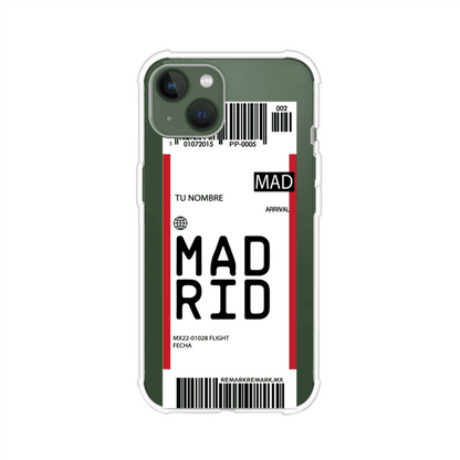 Funda personalizada estilo pase de abordar con diseño de Madrid y código MAD, personalizable con nombre y datos de vuelo; producto de Remark MX para iPhone