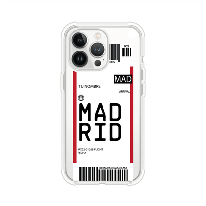 Funda personalizada estilo pase de abordar con diseño de Madrid y código MAD, personalizable con nombre y datos de vuelo; producto de Remark MX para iPhone