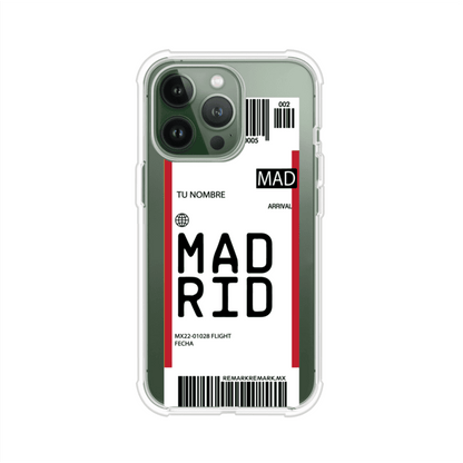Funda personalizada estilo pase de abordar con diseño de Madrid y código MAD, personalizable con nombre y datos de vuelo; producto de Remark MX para iPhone