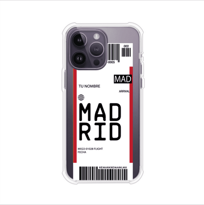 Funda personalizada estilo pase de abordar con diseño de Madrid y código MAD, personalizable con nombre y datos de vuelo; producto de Remark MX para iPhone
