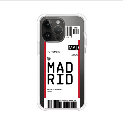 Funda personalizada estilo pase de abordar con diseño de Madrid y código MAD, personalizable con nombre y datos de vuelo; producto de Remark MX para iPhone