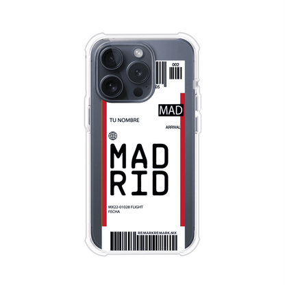 Funda personalizada estilo pase de abordar con diseño de Madrid y código MAD, personalizable con nombre y datos de vuelo; producto de Remark MX para iPhone