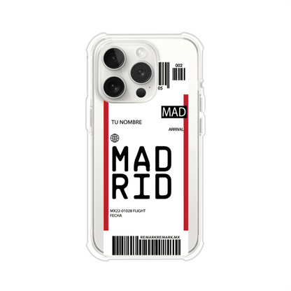 Funda personalizada estilo pase de abordar con diseño de Madrid y código MAD, personalizable con nombre y datos de vuelo; producto de Remark MX para iPhone