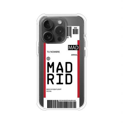 Funda personalizada estilo pase de abordar con diseño de Madrid y código MAD, personalizable con nombre y datos de vuelo; producto de Remark MX para iPhone