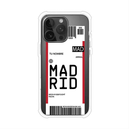 Funda personalizada estilo pase de abordar con diseño de Madrid y código MAD, personalizable con nombre y datos de vuelo; producto de Remark MX para iPhone