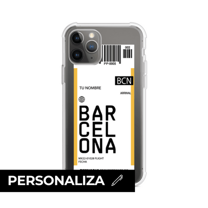 Funda personalizada estilo pase de abordar con diseño de Barcelona y código BCN, personalizable con nombre y datos de vuelo; producto de Remark MX para iPhone