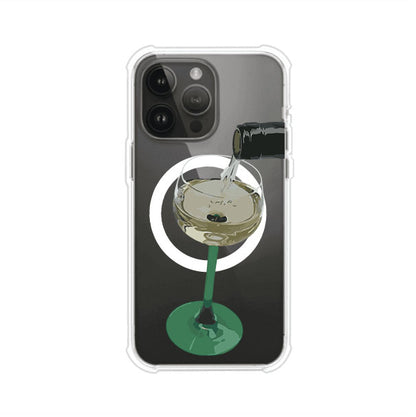 Funda personalizada para iPhone con ilustración de un dirty martini siendo servido en una copa. Diseño elegante y moderno para amantes de los cócteles. Producto de Remark MX