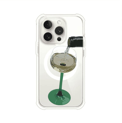 Funda personalizada para iPhone con ilustración de un dirty martini siendo servido en una copa. Diseño elegante y moderno para amantes de los cócteles. Producto de Remark MX