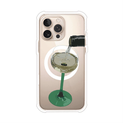 Funda personalizada para iPhone con ilustración de un dirty martini siendo servido en una copa. Diseño elegante y moderno para amantes de los cócteles. Producto de Remark MX
