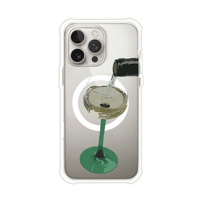 Funda personalizada para iPhone con ilustración de un dirty martini siendo servido en una copa. Diseño elegante y moderno para amantes de los cócteles. Producto de Remark MX