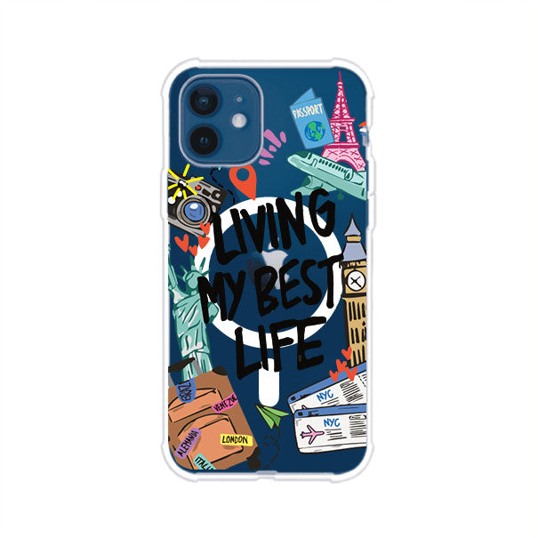 Funda personalizada para iPhone con frase 'Living My Best Life' y diseño de elementos viajeros como maletas, torre Eiffel, Big Ben y boletos de avión; producto de Remark MX