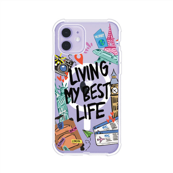 Funda personalizada para iPhone con frase 'Living My Best Life' y diseño de elementos viajeros como maletas, torre Eiffel, Big Ben y boletos de avión; producto de Remark MX