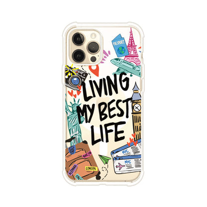 Funda personalizada para iPhone con frase 'Living My Best Life' y diseño de elementos viajeros como maletas, torre Eiffel, Big Ben y boletos de avión; producto de Remark MX
