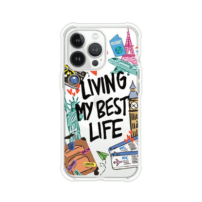 Funda personalizada para iPhone con frase 'Living My Best Life' y diseño de elementos viajeros como maletas, torre Eiffel, Big Ben y boletos de avión; producto de Remark MX