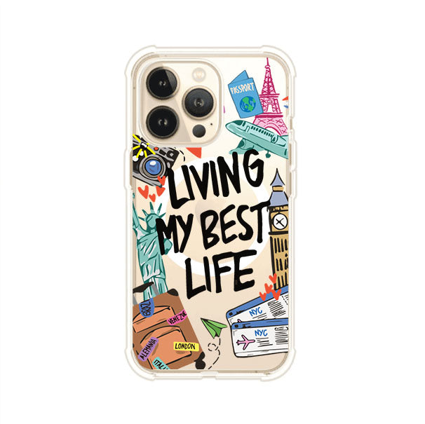 Funda personalizada para iPhone con frase 'Living My Best Life' y diseño de elementos viajeros como maletas, torre Eiffel, Big Ben y boletos de avión; producto de Remark MX