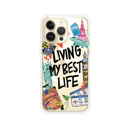 Funda personalizada para iPhone con frase 'Living My Best Life' y diseño de elementos viajeros como maletas, torre Eiffel, Big Ben y boletos de avión; producto de Remark MX