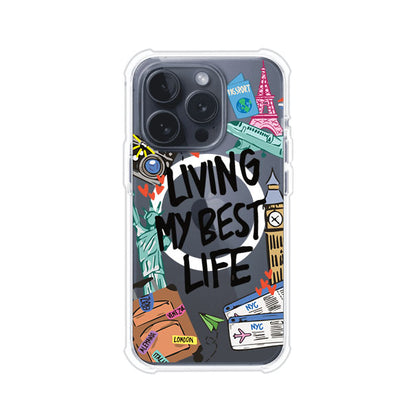 Funda personalizada para iPhone con frase 'Living My Best Life' y diseño de elementos viajeros como maletas, torre Eiffel, Big Ben y boletos de avión; producto de Remark MX