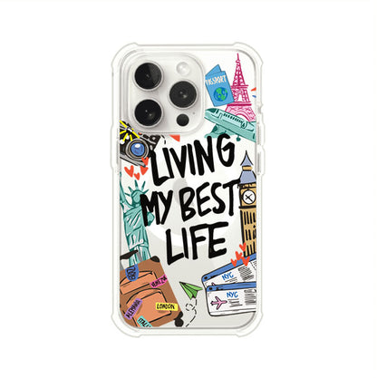 Funda personalizada para iPhone con frase 'Living My Best Life' y diseño de elementos viajeros como maletas, torre Eiffel, Big Ben y boletos de avión; producto de Remark MX