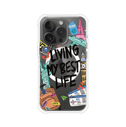 Funda personalizada para iPhone con frase 'Living My Best Life' y diseño de elementos viajeros como maletas, torre Eiffel, Big Ben y boletos de avión; producto de Remark MX