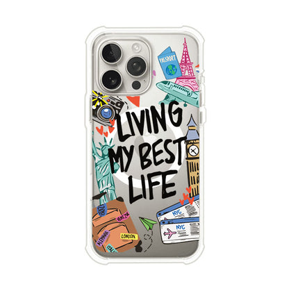 Funda personalizada para iPhone con frase 'Living My Best Life' y diseño de elementos viajeros como maletas, torre Eiffel, Big Ben y boletos de avión; producto de Remark MX