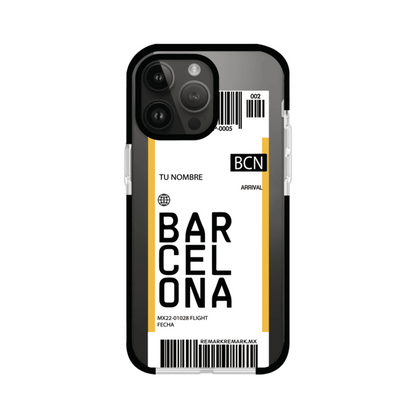 Funda personalizada estilo pase de abordar con diseño de Barcelona y código BCN, personalizable con nombre y datos de vuelo; producto de Remark MX para iPhone