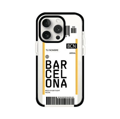 Funda personalizada estilo pase de abordar con diseño de Barcelona y código BCN, personalizable con nombre y datos de vuelo; producto de Remark MX para iPhone