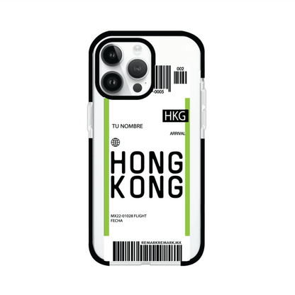 Funda personalizada estilo pase de abordar con diseño de Hong Kong y código HKG, personalizable con nombre y datos de vuelo; producto de Remark MX para iPhone