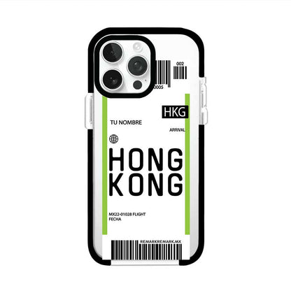 Funda personalizada estilo pase de abordar con diseño de Hong Kong y código HKG, personalizable con nombre y datos de vuelo; producto de Remark MX para iPhone