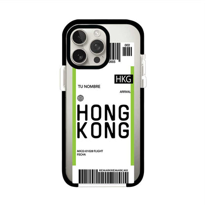 Funda personalizada estilo pase de abordar con diseño de Hong Kong y código HKG, personalizable con nombre y datos de vuelo; producto de Remark MX para iPhone