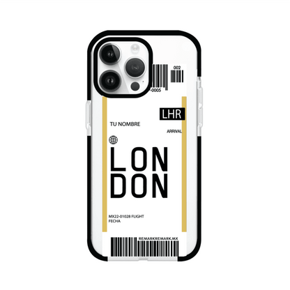 Funda personalizada estilo pase de abordar con diseño de Londres y código LHR, personalizable con nombre y datos de vuelo; producto de Remark MX para iPhone