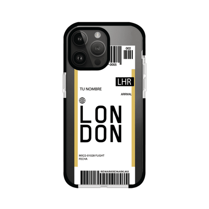 Funda personalizada estilo pase de abordar con diseño de Londres y código LHR, personalizable con nombre y datos de vuelo; producto de Remark MX para iPhone